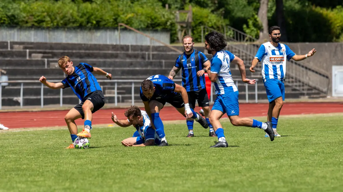 Stadtmeisterschaften Albstadt, FC Onstmettingen vs FC Albstadt II, Fussball, 25.07.2026: Jakob Türk (FCO) erkämpft sich den Ball
Stadtmeisterschaften Albstadt, FV RW Ebingen vs FC Albstadt II, Fussball, 25.07.2026
Foto: Eibner-Pressefoto/Eky Eibner
Stadtmeisterschaften Albstadt, FC Onstmettingen vs FC Albstadt II, Fussball, 25.07.2026
Foto: Eibner-Pressefoto/Eky Eibner