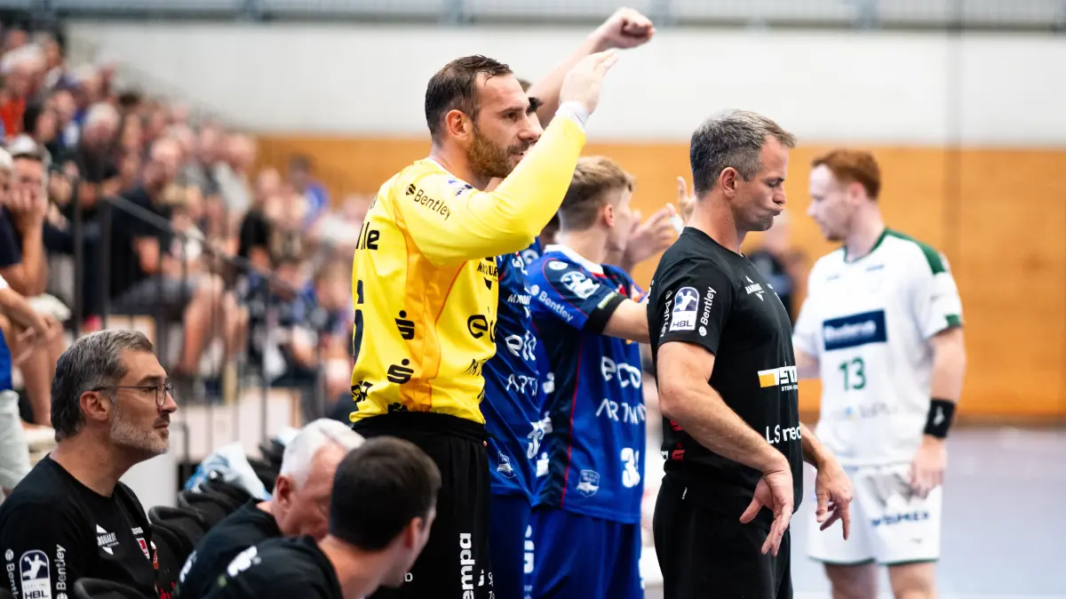MEY Generalbau Tag des Handballs, Handball, Vorrunde, HBW Balingen Weilstetten vs. HSG Wetzlar, Saison 2026, 25.07.2026: Vladimir Cupara, (HBW Balingen Weilstetten, #01, Torwart) der neue Torwart noch auf der Bank, rechts Matthias Flohr, (HBW Balingen Weilstetten, Trainer) zeigt an, Haltung ist gefragt
MEY Generalbau Tag des Handballs, Handball, Vorrunde, HBW Balingen Weilstetten vs. HSG Wetzlar, Saison 2026, 25.07.2026,
Eibner-Pressefoto/Andreas Ulmer