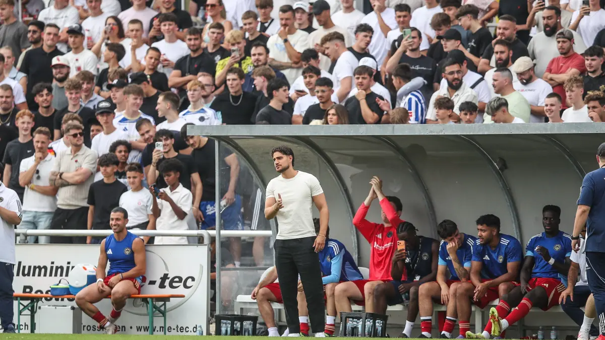 Elias Ehrlich (weißes Shirt) konnte mit der Leistung seiner Mannschaft nicht zufrieden sein.