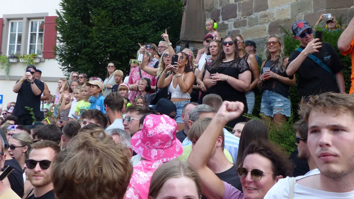 Tausende Besucher feiern die 25. Beatparade in Empfingen.