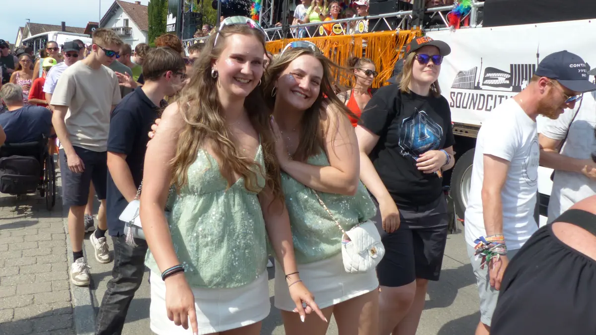 Tausende Besucher feiern die 25. Beatparade in Empfingen.