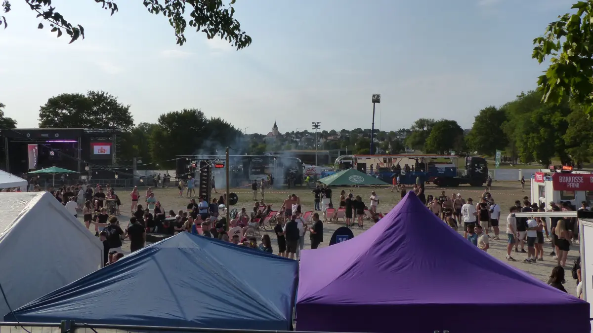 Tausende Besucher feiern die 25. Beatparade in Empfingen.