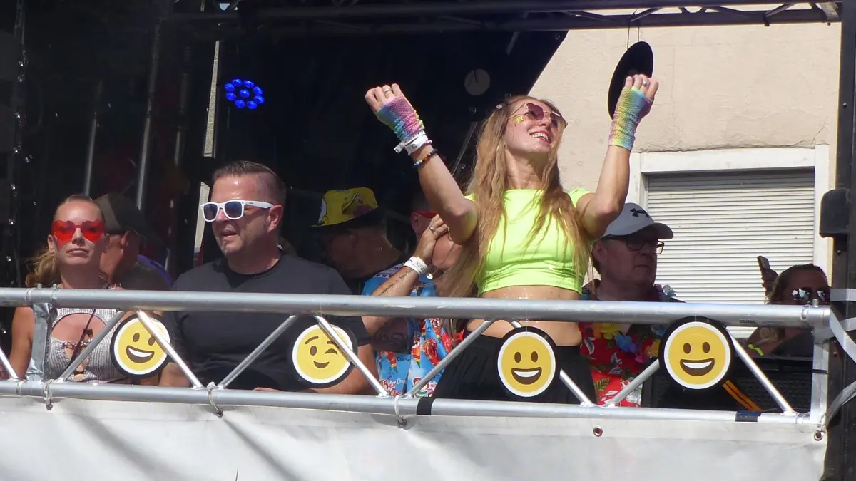 Tausende Besucher feiern die 25. Beatparade in Empfingen.