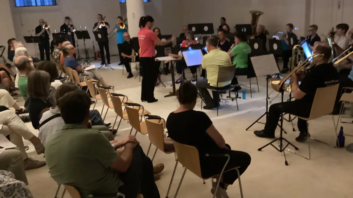 Am Schluss traten beide Formationen gemeinsam auf: links die vier Musiker des Quartetts (von links: Sergei Yemelyanenkov, Alex Lisun, Tobias Melcher und Andreas Grimm) und rechts das Blasorchester mit Dirigentin Christine Braun