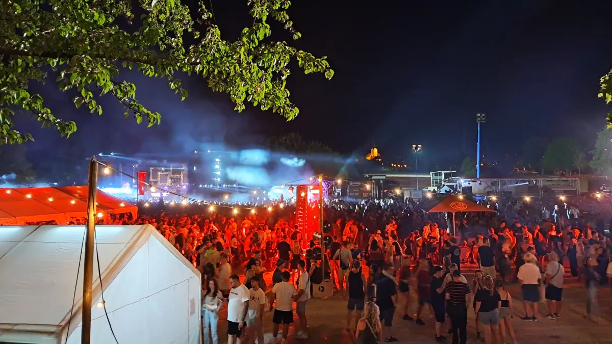 Eine riesige Party inklusive Lasershow und Feuerwerk steigt abends auf dem Festplatz in Empfingen.