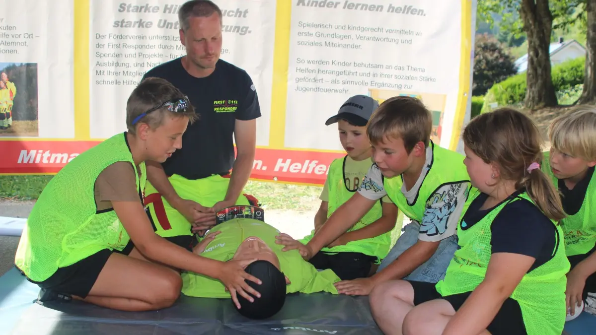 Die Kinder zeigten den Erwachsenen die Grundlagen der Herz-Lungen-Wiederbelebung.