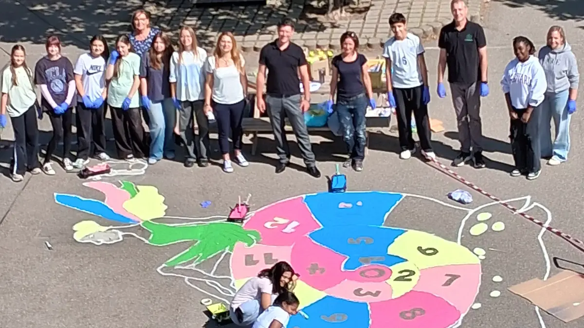 Freudige Gesichter bei der Schulhofneugestaltung
