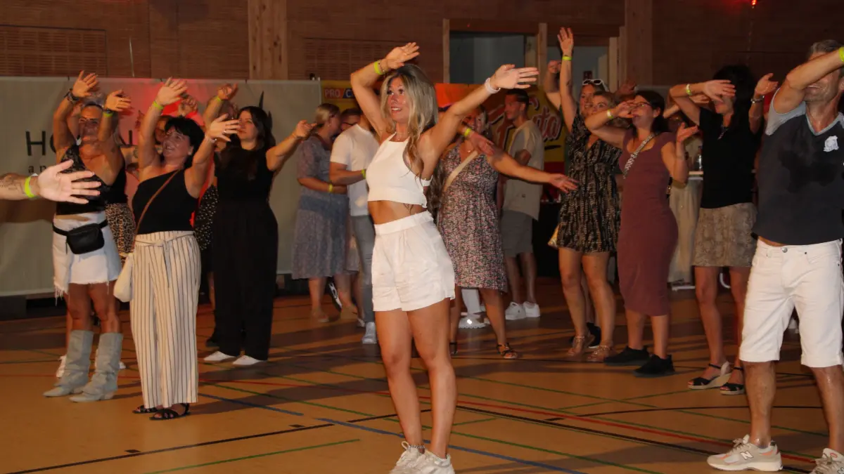Ausgelassen wurde in der Enzauenhalle getanzt.