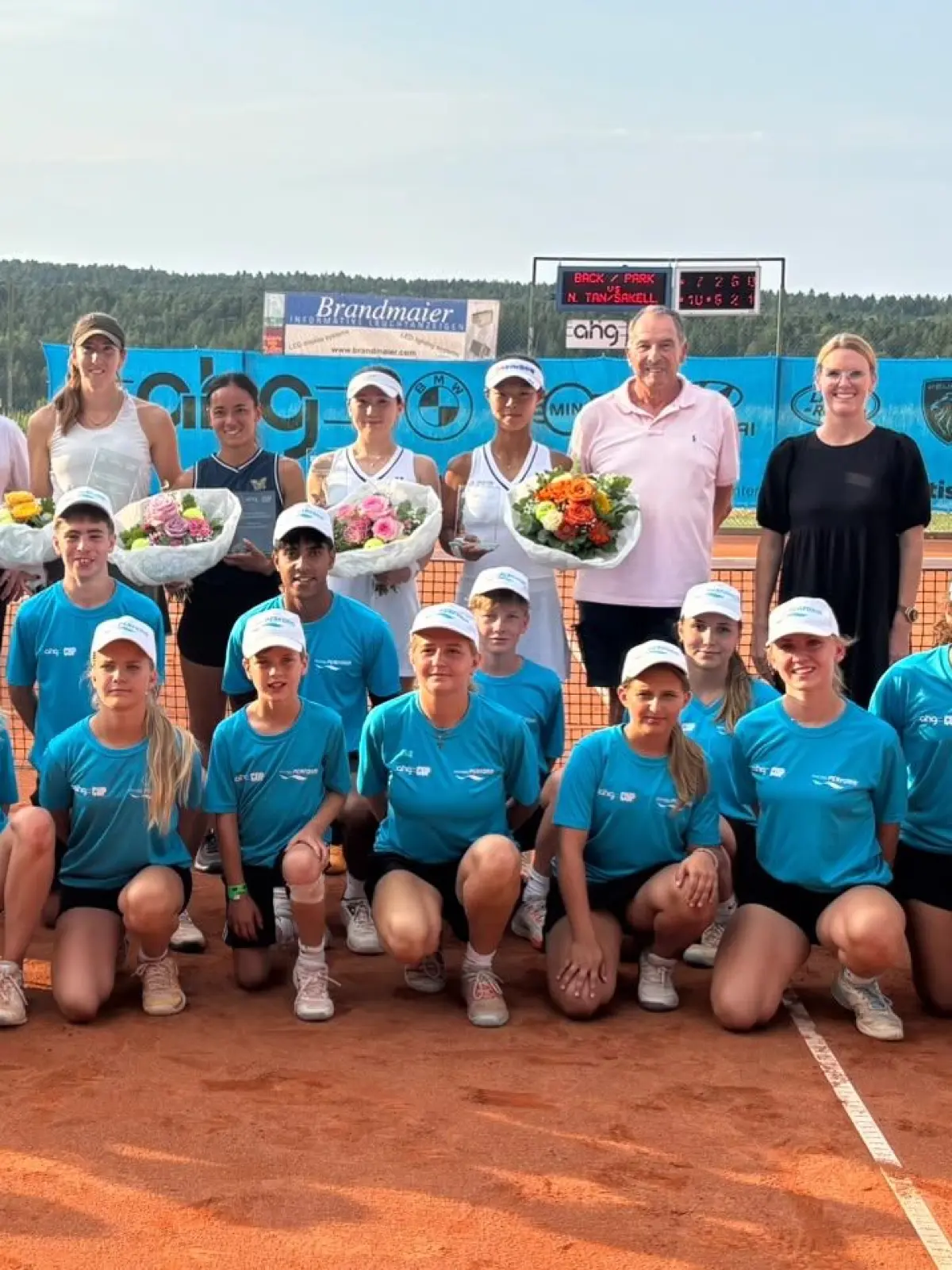 Die Doppel-Finalistinnen mit Turnierleiter Thomas Bürkle