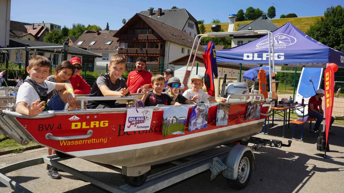 Das große Boot der DLRG beeindruckte die Kinder.