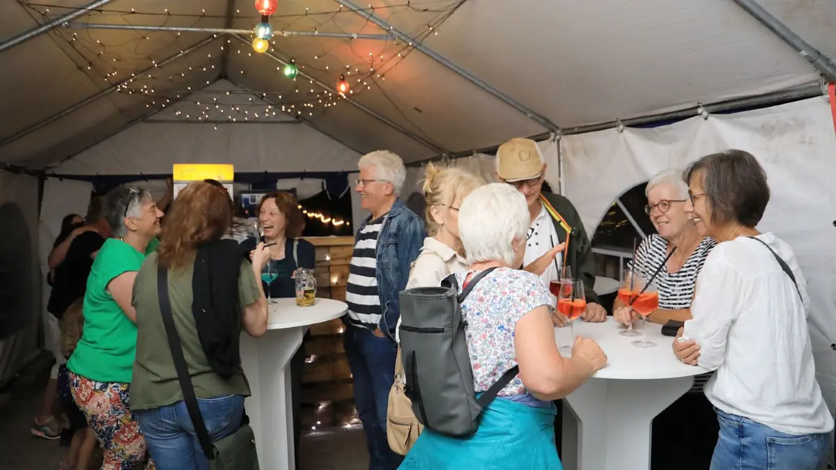Gut gelaunte Festgäste in sommerlicher Stimmung: Das Fest der Schützen in Betra kam gut an.