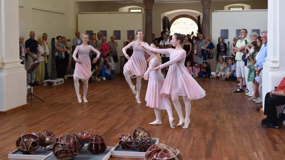 Die Naturstein- und Keramikskulpturen bildeten den Rahmen für das anschließende Programm und verschmolzen mit der Musik und der anmutigen Choreografie der Tänzerinnen.