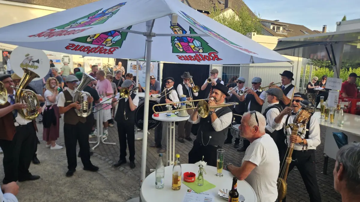 Die Combo „Geifersepp“ unterhielt die Besucher direkt am Bierbrunnen mit ihren Rhythmen.