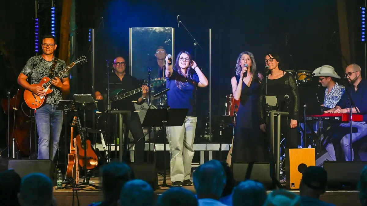 Schüler und Lehrer der städtischen Musikschule sowie die „Kitchen Chicks“ begeisterten im Stadtpark.