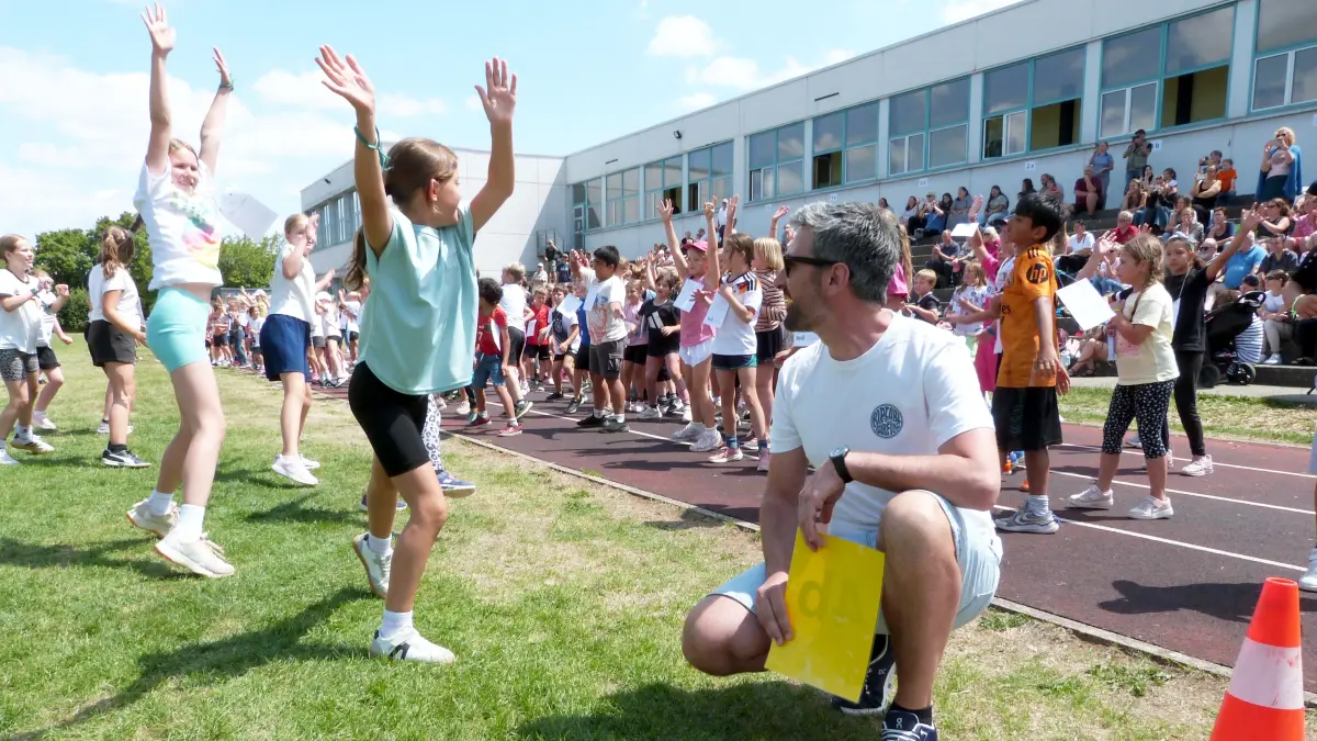 Waka Waka: Mit fröhlichen Tänzen starte der Sponsorenlauf. Da staunte auch Manuel Mantei aus Geislingen, der nach den Ferien neuer Konrektor an der Witthauschule wird.