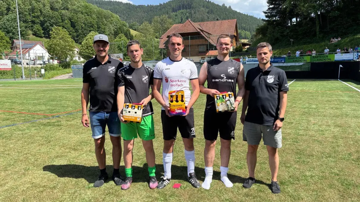 Arian Peci, Florian Bühler und Ralf Kube (mit Präsenten in der Mitte) wurden beim FC Kirnbach verabschiedet.