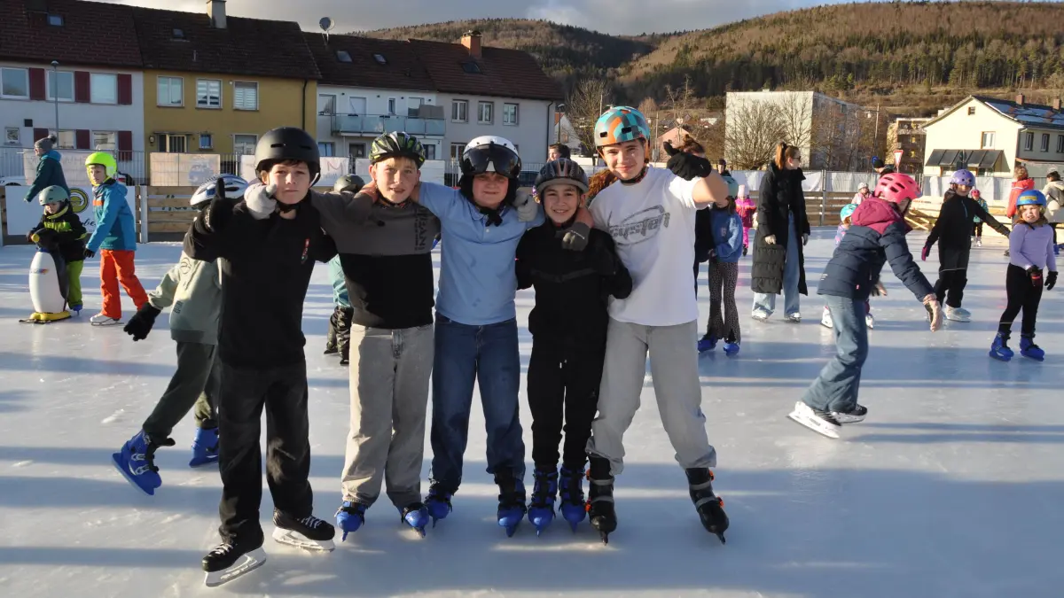 Bei vielen Gruppen herrschte auf der Eisbahn immer gute Laune – so auch bei Dave (zwölf, von links), Simon (zwölf), Jasir (elf), Linus (13) und Daniel (elf).