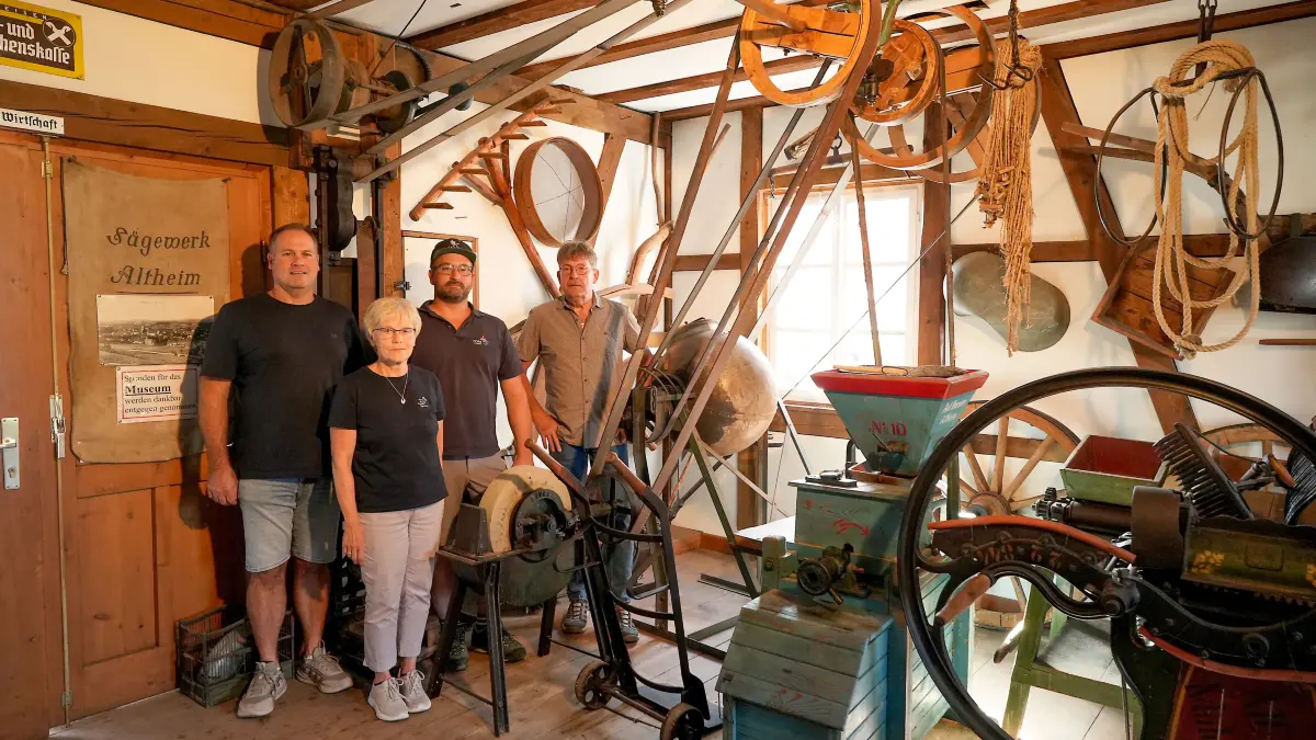 Die neuen Hüter des Museums sind Marc Schmieder, Manuel Scherrmann und Werner Bläse. Links: Ortsvorsteherin Sylvia Becht.