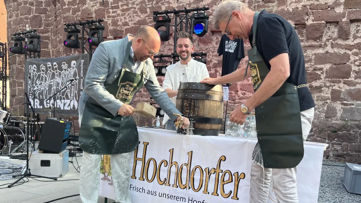 Hochdorferchef Eberhard Haizmann (von rechts), Bürgermeister Oliver Valha und der heimische Landtagsabgeordnete Carl Christian Hirsch eröffneten das Fest mit dem Fassanstich.
