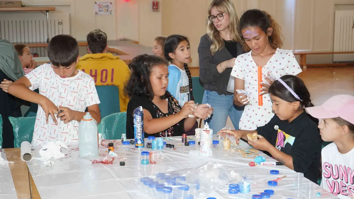 Kräftig matschen und die eigene Knete herstellen konnten die Kinder an diesem Tisch in der Festhalle.