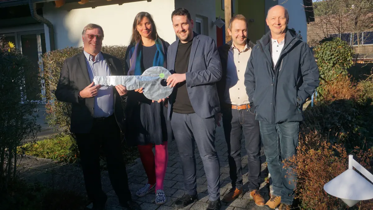 Schlüsselsübergabe beim Dorfgemeinschaftshaus Ostelsheim im Dezember 2025: Der katholische Pfarrer Anton Gruber (von links), Projektleiterin Lena Abdi, Ostelsheims Bürgermeister Ryyan Alshebl und Nils Harms sowie Martin Auer von der Katholischen Kirchengemeinde bei der Schlüsselübergabe für das Dorfgemeinschaftshaus.