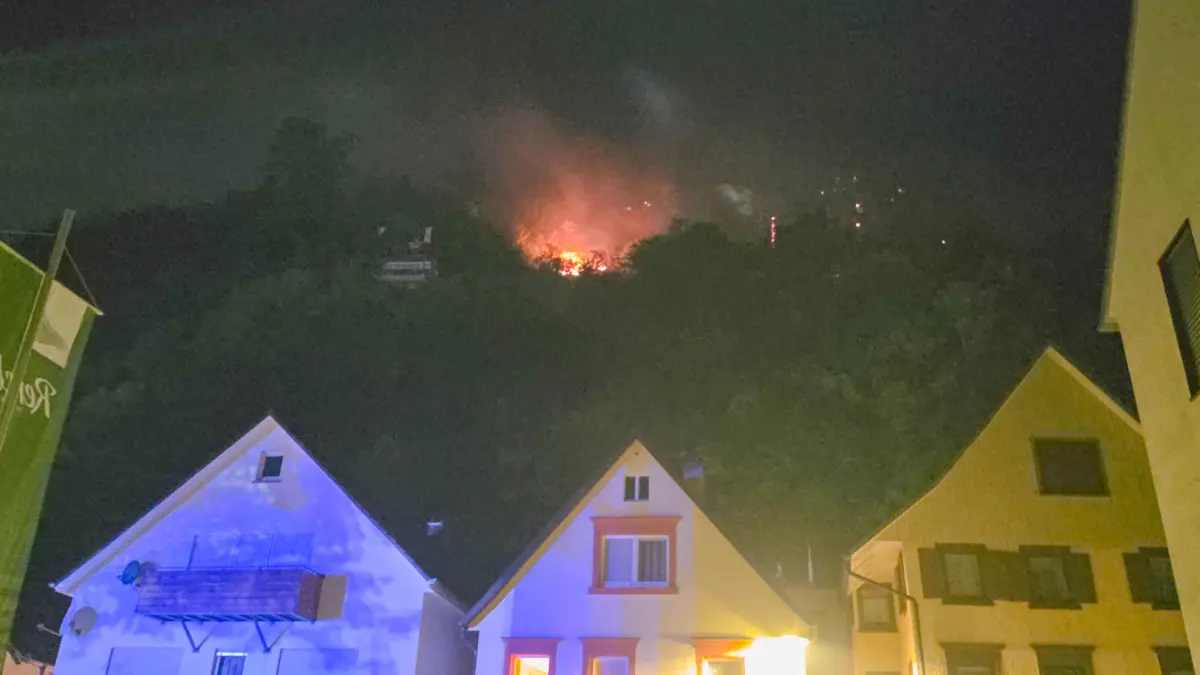 Waldbrand in Oppenau. Ein Waldgebiet von rund 3.000 Quadratmetern steht in Flammen.