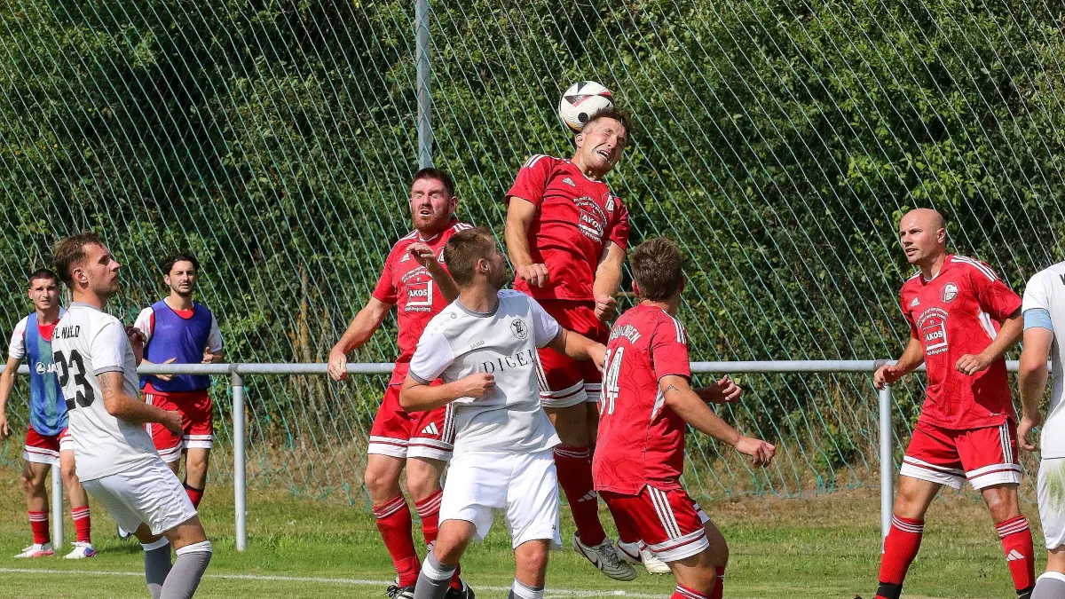 Der SV Gültlingen (rote Trikots) hatte gegen den VfL Nagold alle Hände voll zu tun.