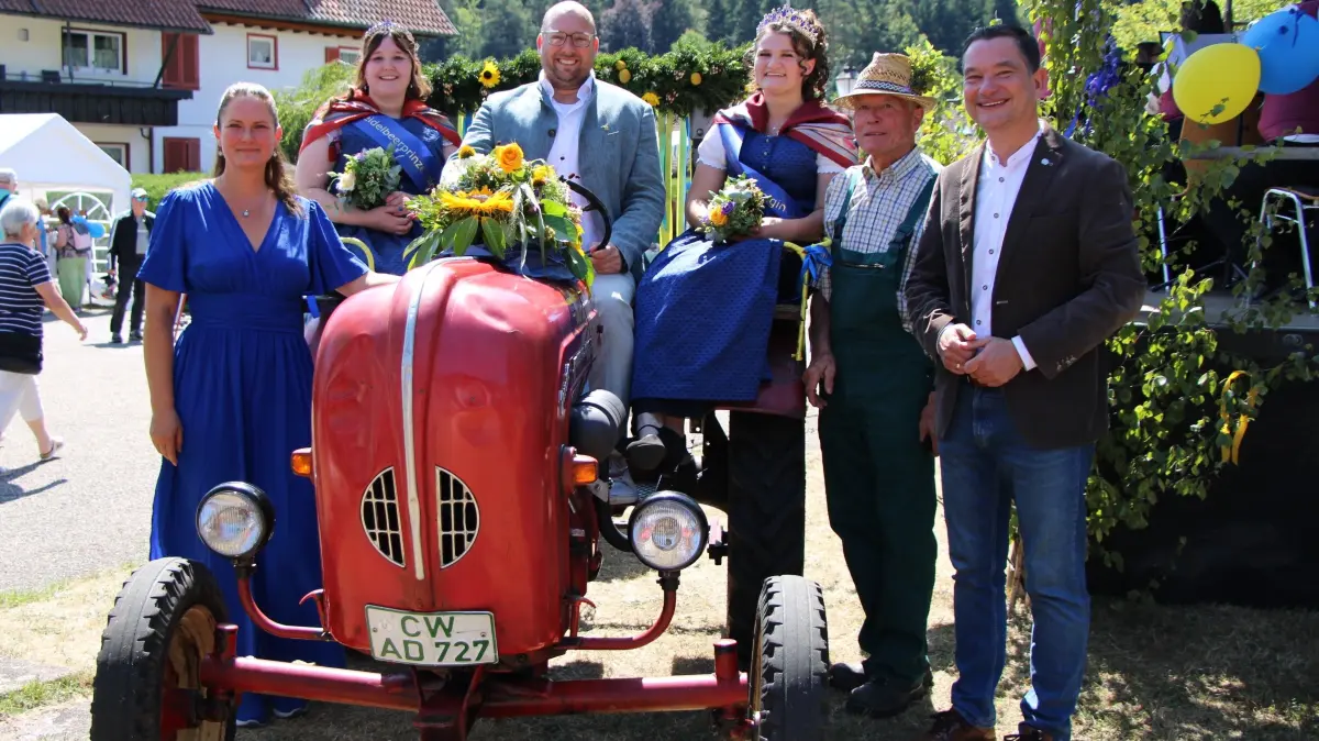 Sabine Zenker (von links), Seline Nelkner, Carl Christian Hirsch, Jodie Bredenhagen, Werner Knaus und Klaus Mack freuten sich über den gelungenen Auftakt des Heidelbeerfests.
