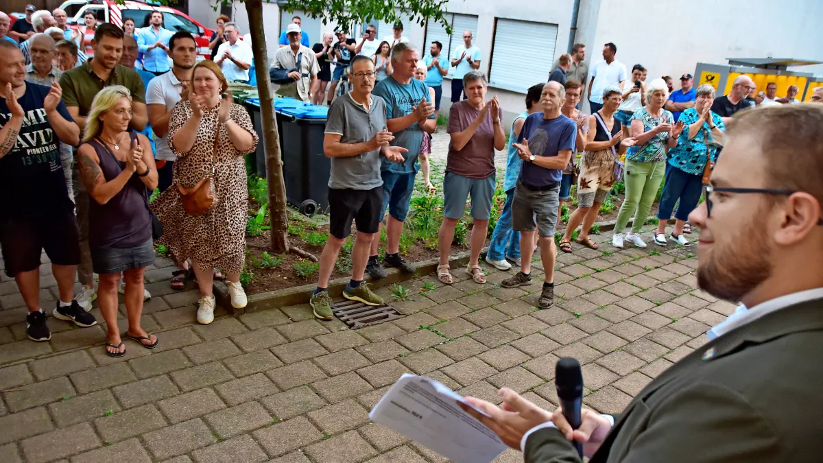 Die meisten Zuhörer im Rathaushof klatschten Beifall, als Philipp Klotz das Ergebnis des Bürgerentscheids verkündete, auch dem Bürgermeister war die Erleichterung anzumerken.