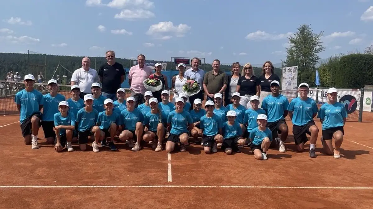 Die beiden Finalistinnen mit den Turnierverantwortlichen sowie den Ballkindern