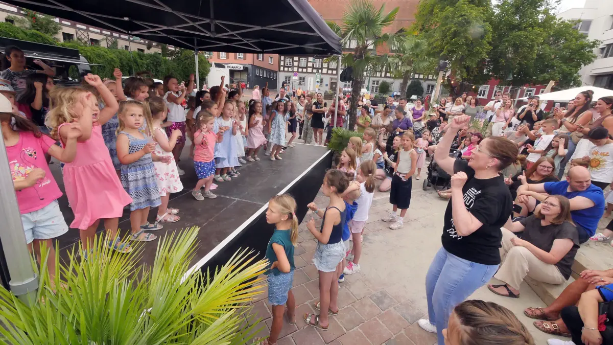 Die Kinder der Tanzschule Seidel zeigten am Samstag auf der Stadtstrand-Bühne auf dem Schwenninger Muslenplatz, was sie in den vergangenen Wochen und Monaten alles gelernt hatten. Die Aktivitäten kamen bestens bei den Besuchern an.