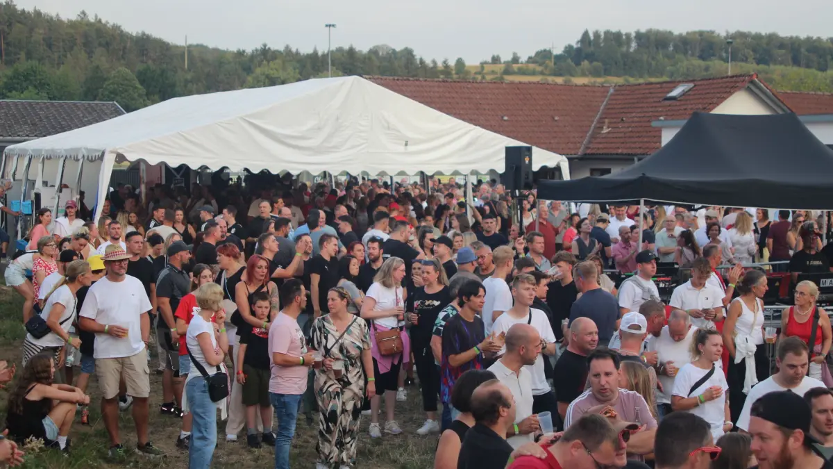 Veranstalterangaben zufolge sollen 1200 Zuschauer das Konzert der Blasmusikgruppen verfolgt haben.