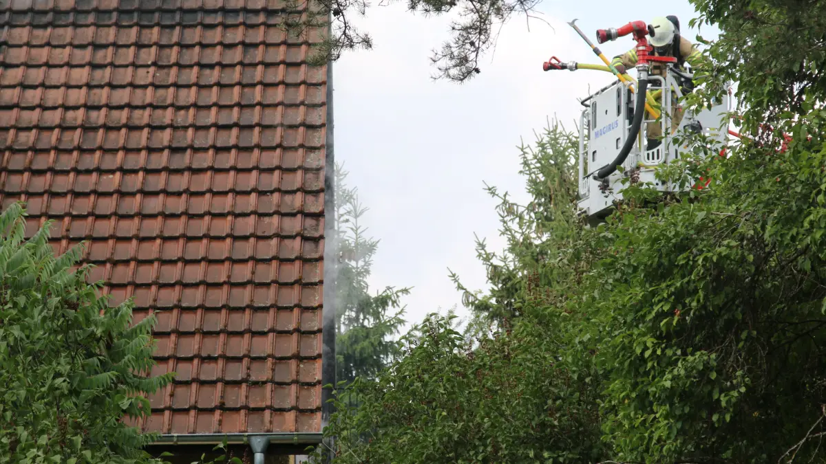 Die Feuerwehr ist bei einem Dachstuhlbrand in VS-Zollhaus im Einsatz.
