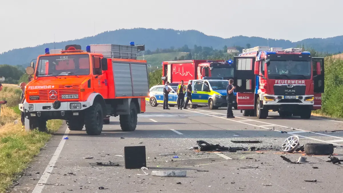 Der schwere Unfall hinterließ ein Trümmerfeld auf der B3.