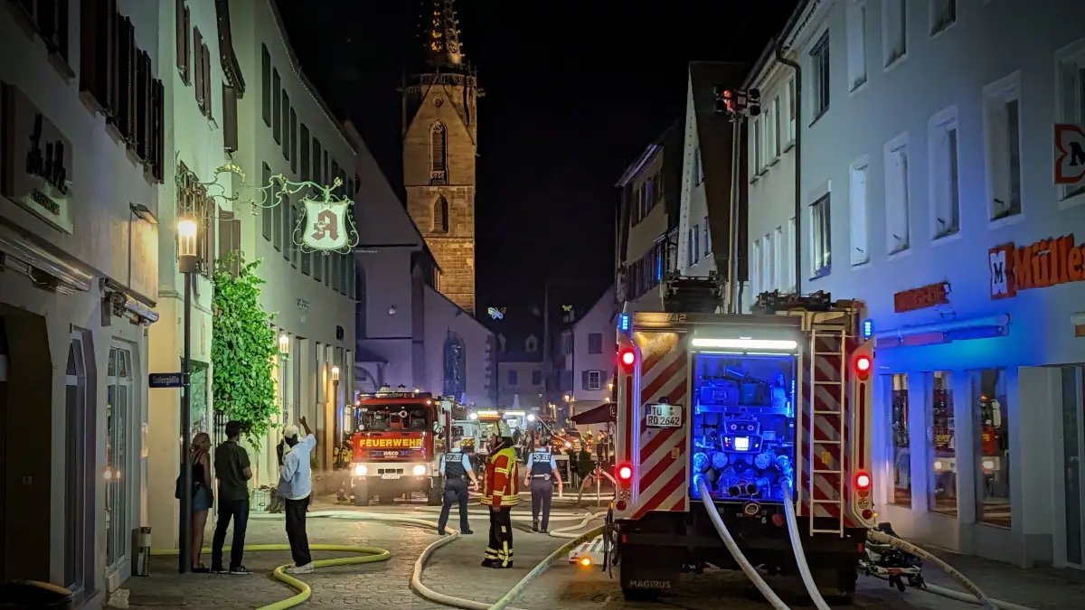 In der Königstraße und auf dem Rottenburger Marktplatz rückte die Feuerwehr am frühen Sonntagmorgen mit einem Großaufgebot an.