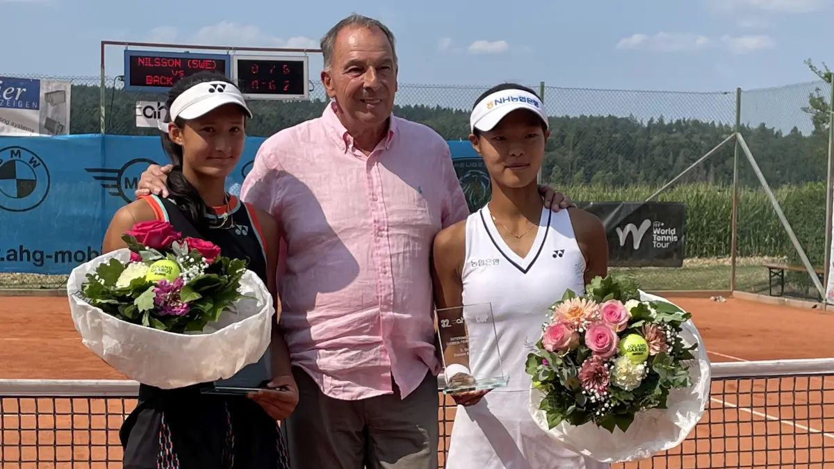 Die Schwedin Lea Nilsson (links) mit Thomas Bürkle und die Südkoreanerin Dayeon Back