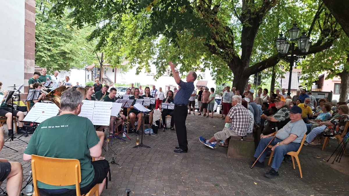 Das Sommer-Abschlusskonzert der Stadtmusik auf dem Altweiler Lindenplatz kam beim Publikum bestens an.