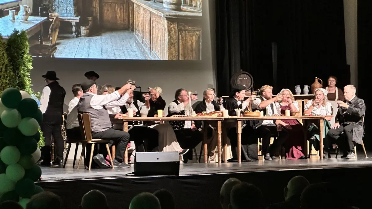 Wie Höfen zum Necknamen „Nachtwächter“ gekommen ist, erklärte eine bunte, turbulente Spielszene.