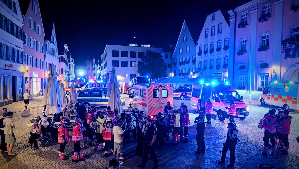 In der Königstraße und auf dem Rottenburger Marktplatz rückte die Feuerwehr am frühen Sonntagmorgen mit einem Großaufgebot an.
