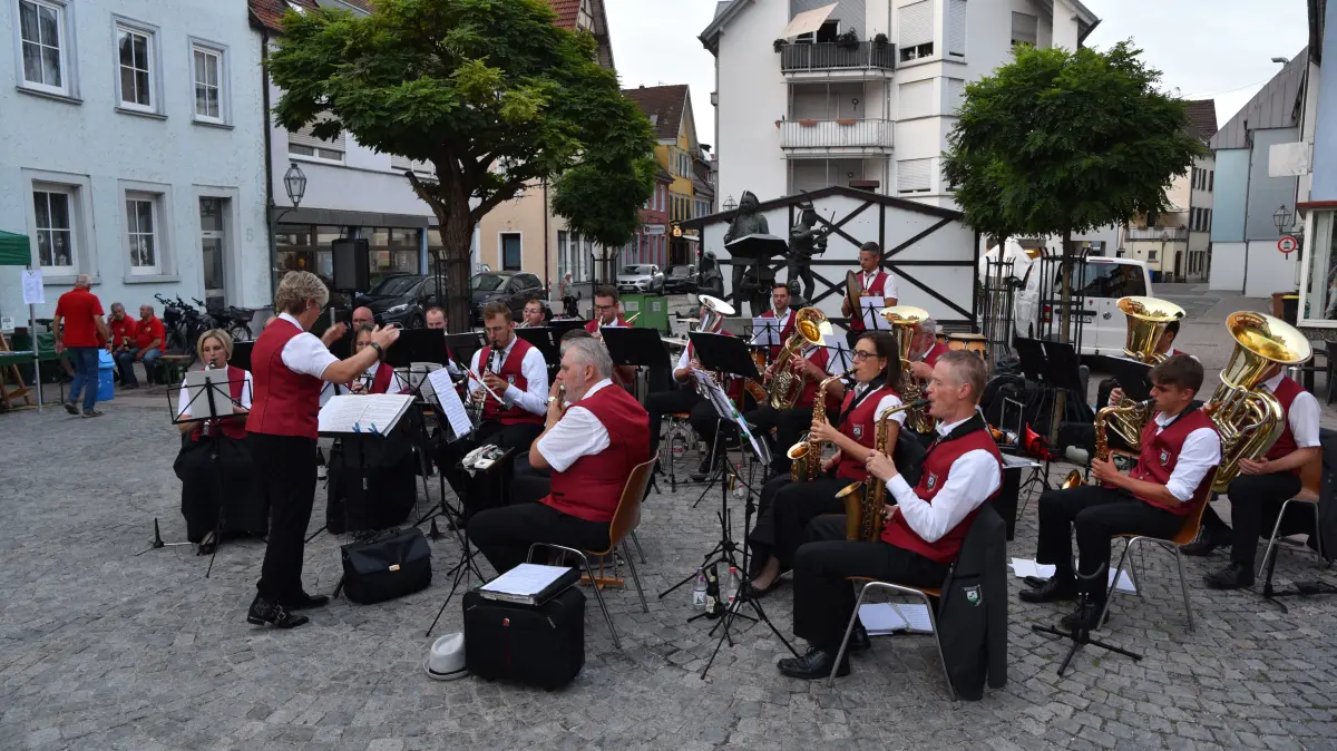 Dank Sieglinde Strobel und dem Musikverein „Harmonie“ Boll gibt selbst der Große Kurfürst dem Schuhmarkt in Oberndorf die Ehre.