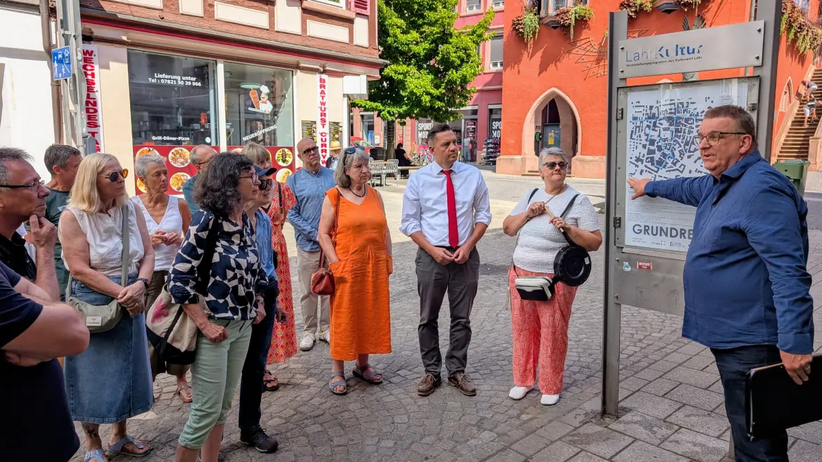 Initiator Michael Paul – hier vor dem Stadtplan, der zeigt, an welchen Orten die Grundrechte-Plakate zu finden sind, – führte die Gäste am Samstagmorgen durch die Innenstadt.