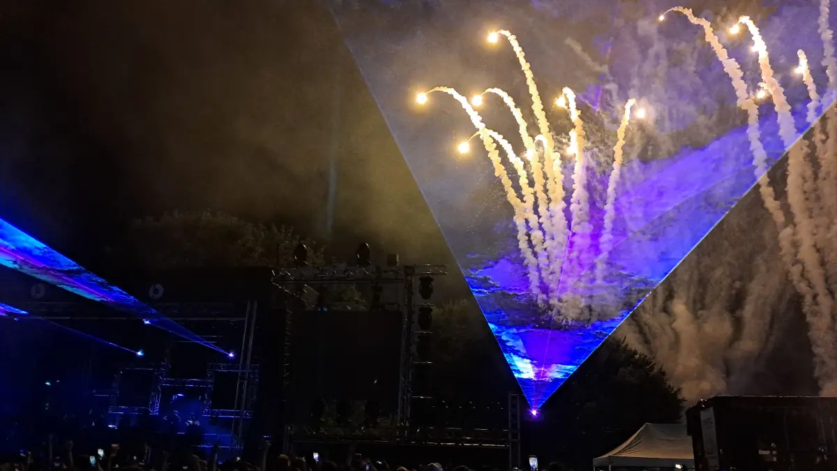 Eine riesige Party inklusive Lasershow und Feuerwerk steigt abends auf dem Festplatz in Empfingen.