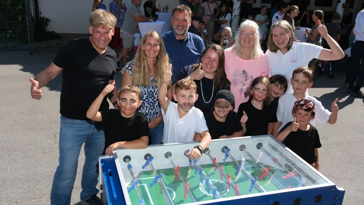Freuen sich über die Spende der IG Tantenmühle, die die Anschaffung des Outdoor Kickers ermöglichte:Von links: Schulleiter Andreas Schurig, Sybille Heinfling Beisitzerin, Marco Biuso Kassierer, Isabella Zimmer 1. Vorsitzende vom Schülerförderverein, Angelika Wagner 2. Vorsitzende, Rosi Vollbrecht-Oßwald von der IG Tantenmühle