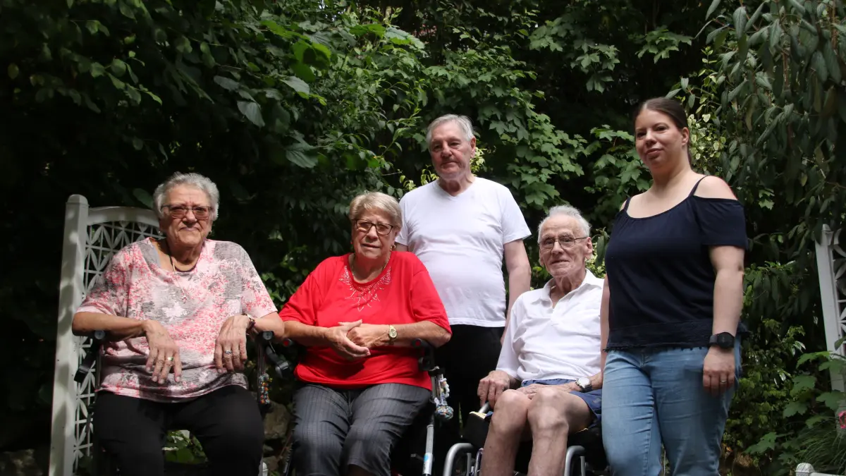 Angelika Klapper (75, von links), Henni Bley (88), Günter Köntopf (78) und Hans Kempf (90) mit Pflegedienstleiterin Jenny Hasselbach aus der Donauresidenz kamen unterschiedlich gut mit den hohen Temperaturen in den vergangenen Wochen zurecht.