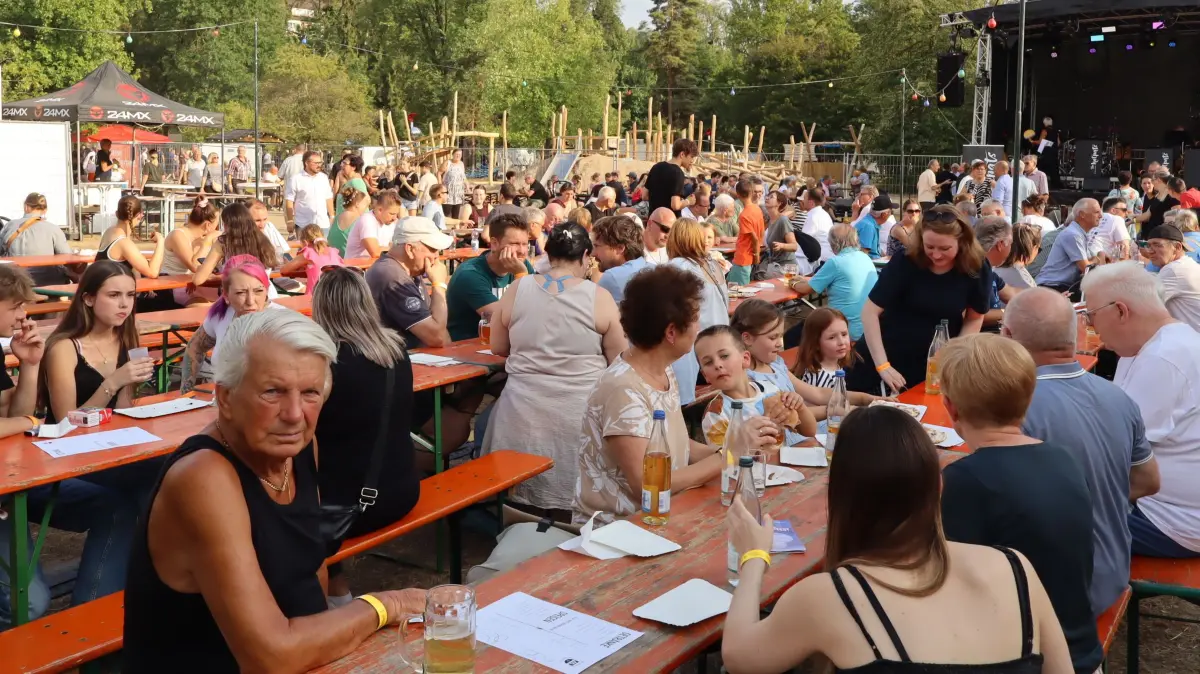 Äußerst gut besucht war das Lichterfest in Bad Bellingen schon am frühen Abend, als noch die Sonne das Festareal im Kurpark erleuchtete.