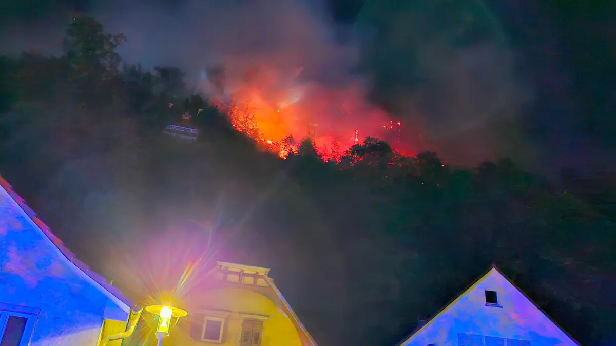 Waldbrand in Oppenau. Ein Waldgebiet von rund 3.000 Quadratmetern steht in Flammen.