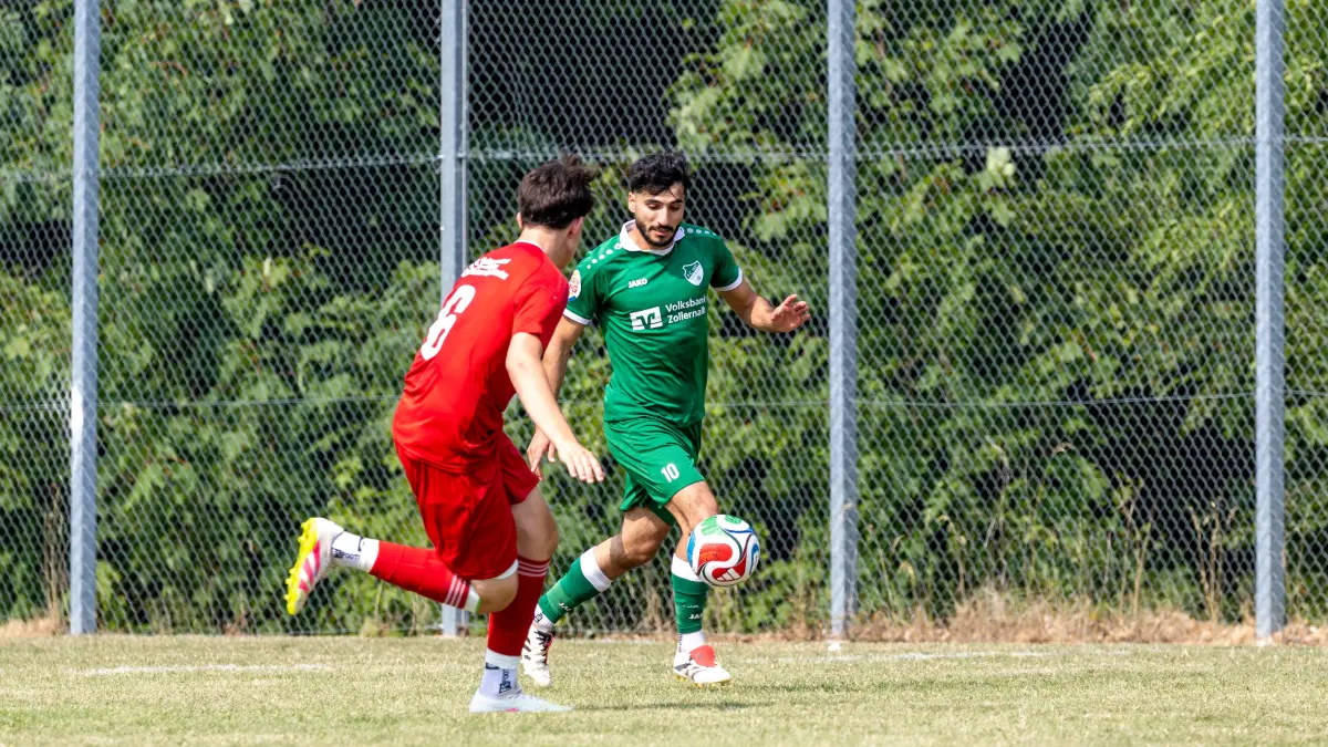 SGM Heinstetten/Hartheim/Unterdigisheim - FC Winterlingen, Fussball DB Regio WVF-Pokal, Finale, Saison 2026/2027, 26.07.26: Noah Karle (SGM Heinstetten/Hartheim/Unterdigisheim, #06) und Abdul-Karim Aziz (FC Winterlingen, #10)
SGM Heinstetten/Hartheim/Unterdigisheim - FC Winterlingen, Fussball DB Regio WVF-Pokal, Finale, Saison 2026/2027, 26.07.26
Foto: Eibner-Pressefoto/Jäger Kirsten