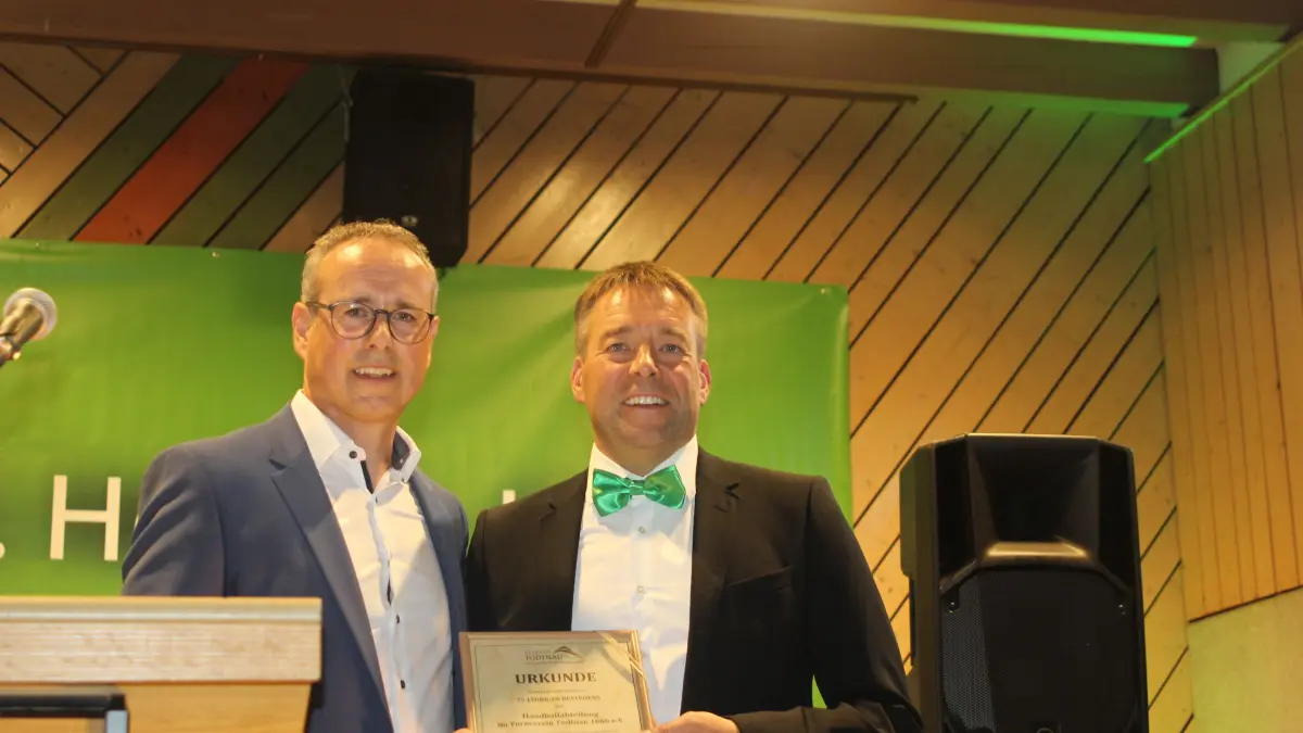 Bürgermeister Oliver Fiedel (links) überreichte dem Abteilungsleiter Handball, Michael Sättele, eine Urkunde für seine Verdienste um den Handball in Todtnau.