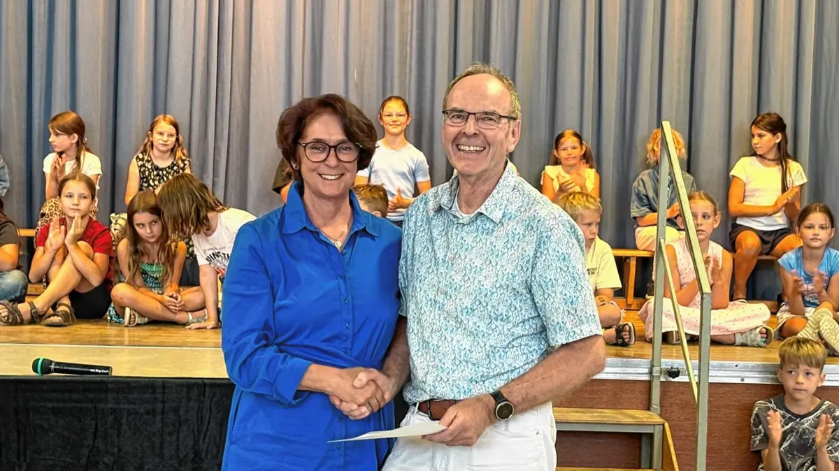 Gabriele Weinrich, Leitende Schulamtsdirektorin und Amtsleiterin des Schulamts Offenburg,überreichte Michael Mai die Ruhestandsurkunde.