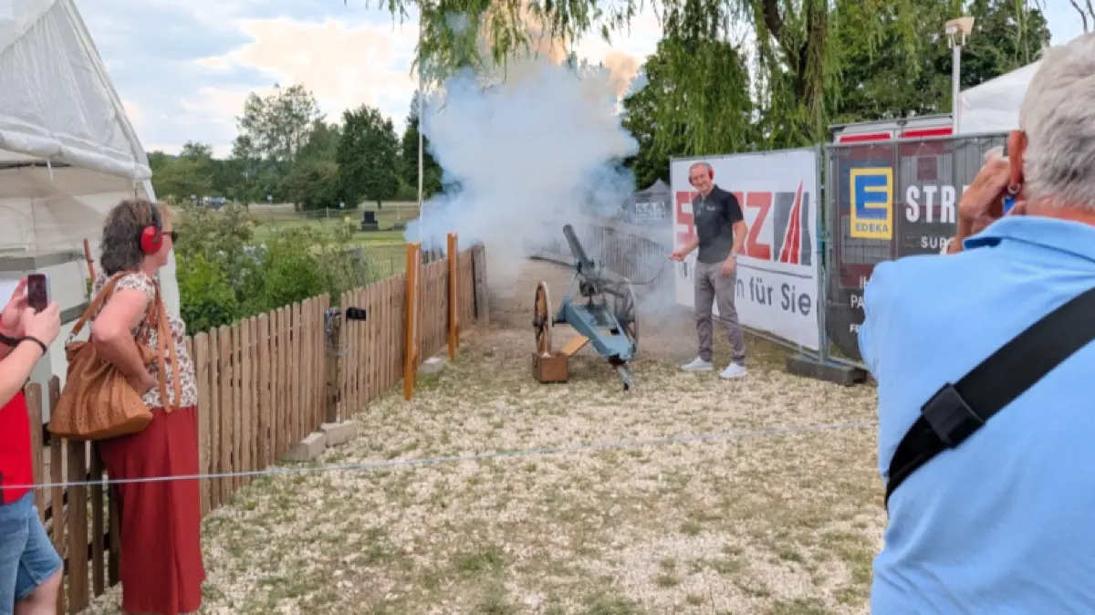 Bürgermeister Michael Schmitt eröffnete das Dorffest mit dem ersten Kanonenschuss.